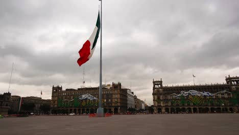Mexikanische-Flagge-Schwenkt-Historisches-Zentrum,-Gebäude-Und-Autos,-Hintergrund,-Tageslicht,-Metropolregion-Mexiko-Stadt