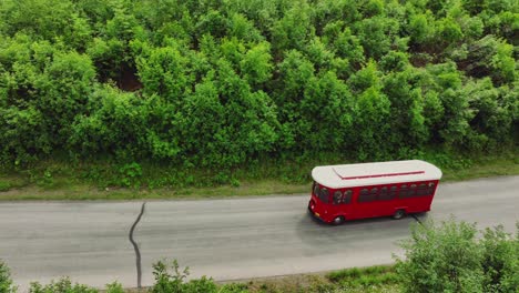 Tranvía-Rojo-Conduciendo-En-La-Carretera-Para-Hacer-Un-Recorrido-Turístico-En-Anchorage,-Alaska