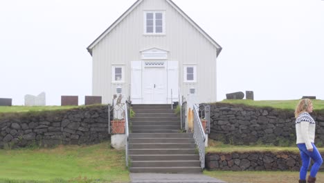Mujeres-Caminando-De-Izquierda-A-Derecha-Islandia-Iglesia