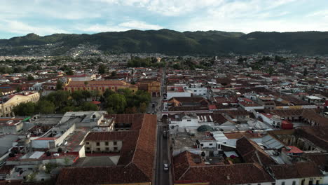 Drohnenaufnahme,-Die-Die-Hauptstraße-Und-Den-Hauptplatz-Sowie-Die-Stadt-San-Cristobal-De-Las-Casa-In-Chiapas,-Mexiko,-Besichtigt