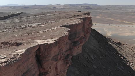 Cliff-at-Gara-Medouar-rock-formation-in-Errachidia-region,-Morocco
