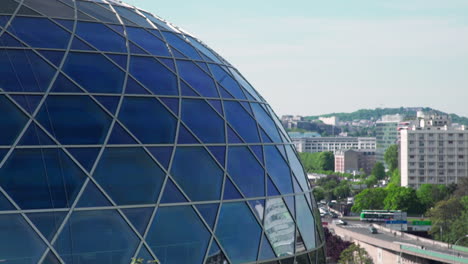 Ein-Genauerer-Blick-Auf-Die-Moderne-Glaskuppelkonstruktion-Des-Konzertsaals-Seine-Musicale-In-Paris,-Frankreich,-Mit-Verkehr-Im-Hintergrund