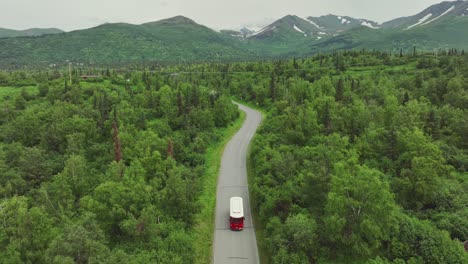 Touristischer-Minibus,-Der-Die-Waldlandschaftsstraße-In-Anchorage,-Alaska,-Erkundet