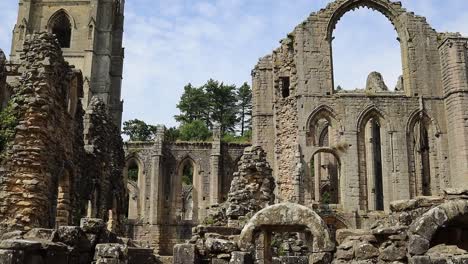 Summer-view-of-the-ruined-Cistercian-monastery,-Fountains-Abby-in-North-Yorkshire-UK