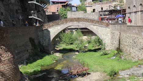 Una-Vista-Del-Casco-Antiguo-De-Tbilisi,-Famoso-Entre-Los-Turistas-Y-Visitantes-Por-Su-Cultura,-Patrimonio-E-Historia