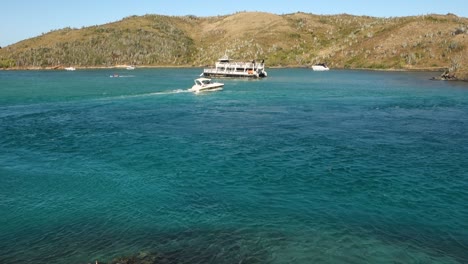 Touristenkatamaran-Und-Schnellboot-Segeln-Auf-Dem-Meereskanal-An-Der-Küste-Von-Cabo-Frio-In-Brasilien