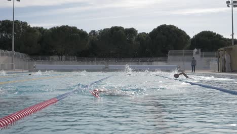 Menschen-Rennen-Im-Schwimmbad-Von-Montpellier-Gegeneinander