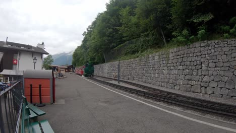 Salidas-De-Tren-De-Cremallera-De-Vapor-Vintage-Desde-La-Estación-De-Tren-De-Brienz,-Suiza