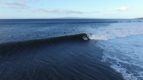 Surfer-Wird-Bei-Rekordwellen-Auf-Maui-Von-Einer-Großen-Hawaiianischen-Welle-Ausgeschlossen