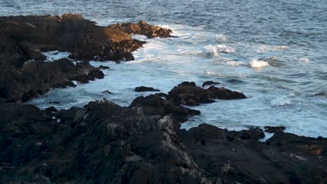 Auf-Dem-Bild-Ist-Zu-Sehen,-Wie-Die-Meereswellen-In-Einem-Küstengebiet-Im-Norden-Chiles-Auf-Einige-Felsen-Treffen