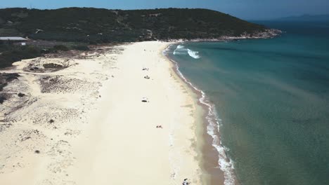 4K-Drohnenclip-In-Zeitlupe,-Der-Hoch-über-Einem-Tropischen-Strand-In-Griechenland-Fliegt