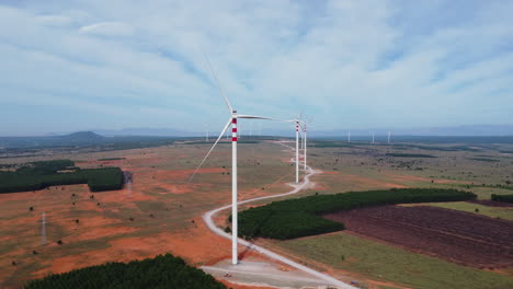 Luftaufnahme-Der-Windmühlenfarm-In-Binh-Thuan,-Mui-Ne,-Vietnam,-Malerische-Sanddünenstrände-An-Einem-Sonnigen-Tag