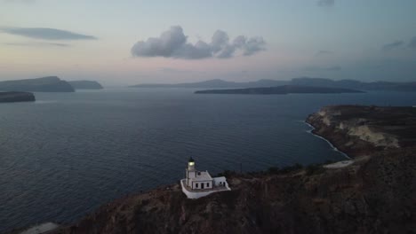 Santorinis-Leuchtturm-Bei-Sonnenuntergang.-Auf-Dji-Geschossen