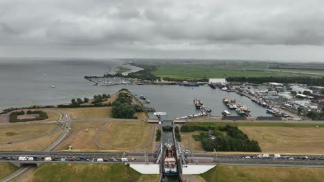 Vista-Superior-De-Un-Gran-Buque-Que-Entra-En-Stellendam-Sea-Lock-Desde-Buitenhaven