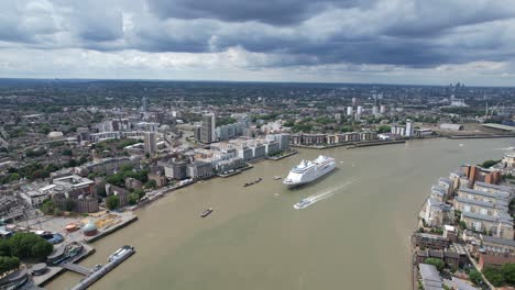 Kreuzfahrtschiff-Vertäut-In-Greenwich-An-Der-Themse,-Drohnen-Luftaufnahme
