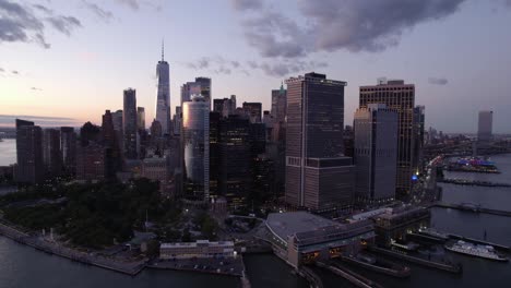 Verlassen-Des-Stadtbildes-Von-Manhattan,-Lebendiger-Abendhimmel-In-New-York,-USA-–-Luftaufnahme,-Zurückziehen,-Endbildschirm