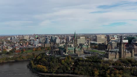Ottawa-Parliament-Hill-Im-Herbst