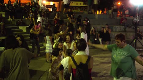 Menschen-Tanzen-Bei-Einem-Musikfestival-Konzert-In-Athen,-Griechenland
