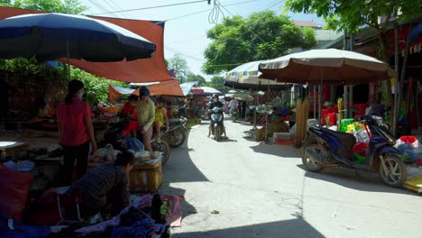 Street-vendor-sellers-setting-up-shop-at-Dalat-town-Vietnam