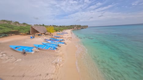Dynamischer-Luftflug-über-Tropischen-Strand,-Wunderschönes-Klares-Wasser-Und-Restaurant-In-Pedernales,-Dominikanische-Republik