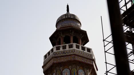 Video-Del-Minarete-De-La-Famosa-Mezquita-Masjid-Wazir-Khan-En-La-Ciudad-Amurallada-De-La-Puerta-Delhi-De-Lahore,-Pakistán