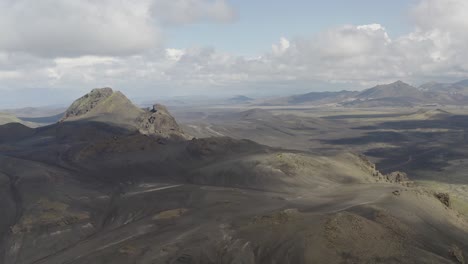 Vista-Aérea-Del-Hermoso-Paisaje-Domadalur-Un-Valle-Cerca-De-Landmannalaugar-En-Islandia