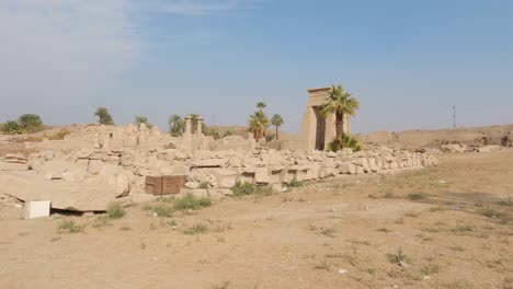 Ruinas-Del-Templo-De-Karnak-Con-Palmeras,-Luxor,-Egipto
