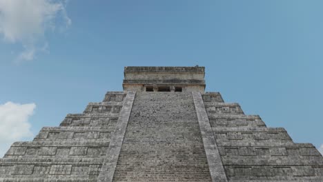 4k-Filmische-Landschaftsaufnahmen-Des-Maya-Ruinendenkmals-Von-Chichén-Itzá,-Eines-Der-Sieben-Wunder,-In-Yucatan,-Mexiko-An-Einem-Sonnigen-Tag