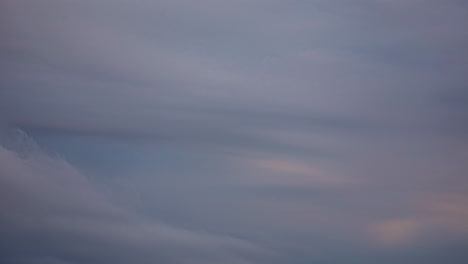 Zeitrafferaufnahme-Von-Wolken,-Die-Sich-Im-Hintergrund-über-Den-Blauen-Himmel-Bewegen