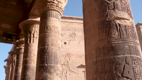 Detalle-De-Las-Columnas-Y-La-Entrada-En-Un-Día-Soleado-En-El-Templo-De-Philae,-Aswan,-Egipto