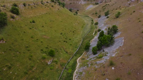 Luftaufnahme,-Die-Dem-Malerischen-Haddon-Peak-District-Valley-Pathway-Und-Der-Unberührten-Landschaft-Folgt