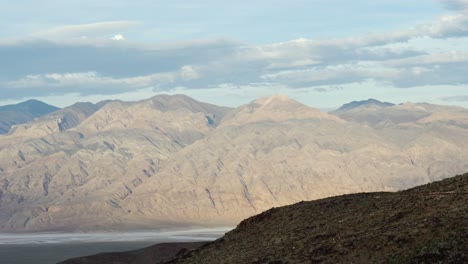 Schöne-Aussicht-Auf-Die-Berge-Am-Frühen-Morgen-Im-Death-Valley-Nationalpark-In-Kalifornien