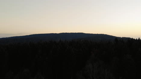 Luftaufnahme-über-Einem-Hügel-In-Den-Bayerischen-Alpen,-Bei-Sonnenaufgang
