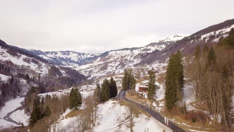 Carretera-Con-Curvas-En-Suiza