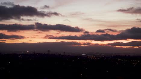Blick-Auf-Die-Skyline-Von-Leeds-Bei-Sonnenuntergang
