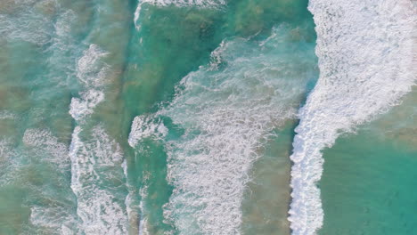 Luftaufnahmen-Von-Rollenden-Und-Krachenden-Wellen-Im-Meer