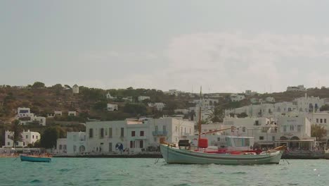 Barco-De-Pesca-Frente-A-La-Costa-De-La-Pintoresca-Isla-De-Mykonos