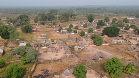 Drohnenaufnahme-Eines-Traditionellen-Dorfes-Mit-Strohdach-In-Senegal,-Afrika