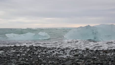 Icebergs-Azules-únicos-De-La-Laguna-Glaciar