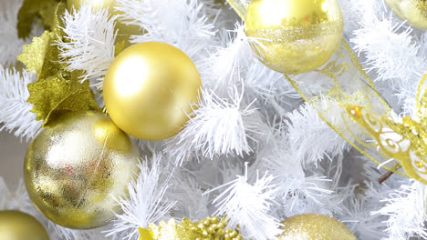 Detail-Eines-Weißen-Weihnachtsbaums,-Der-Mit-Goldenen-Gegenständen-Geschmückt-Ist