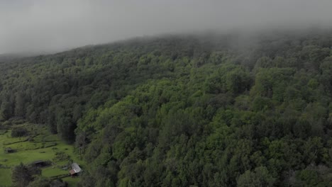 Drohnen-Steigen-Morgens-In-Die-Wunderschönen-Niedrigen-Wolken-In-Den-Catskill-Mountains-Im-Bundesstaat-New-York-Auf