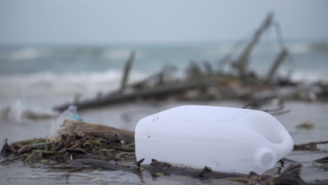 Große-Plastikflasche-Am-Strand,-Die-Einen-Schmutzigen-Strand-Verschmutzt