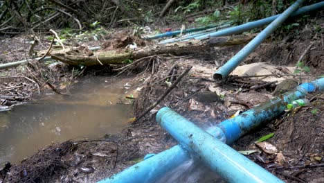 Schäden-An-Rohren-Und-Wasserversorgung-Nach-Einer-Naturkatastrophe-In-Thailand