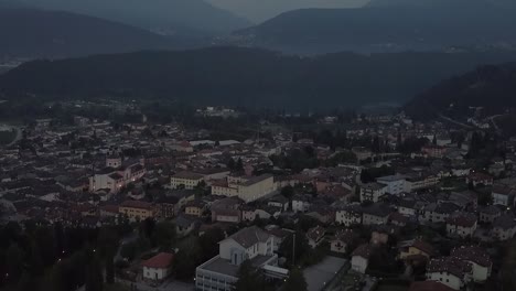 Luftaufnahme-Vom-Typ-Levico-Terme,-Italien,-Während-Des-Sonnenaufgangs-Mit-Nach-Vorne-Fliegender-Drohne