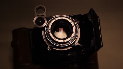 Nahaufnahme-Der-Faltbaren-Vintage-Fotofilmkamera-Im-Dunkeln