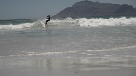 Cámara-Lenta-De-Surfistas-A-Lo-Largo-De-La-Costa-En-Sudáfrica