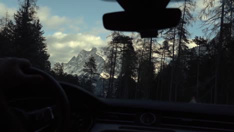 Zeitlupenaufnahmen-Durch-Das-Seitenfenster-Des-Autos-Während-Der-Fahrt-In-Den-Schweizer-Alpen