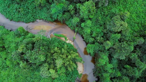 Drohne-Fliegt-über-Den-Regenwaldfluss