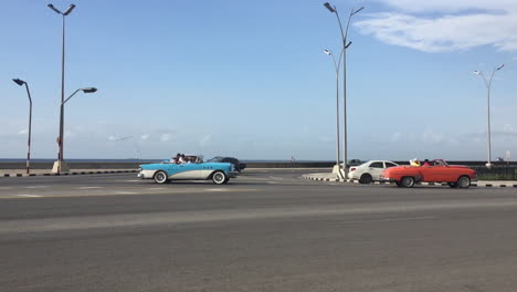 Bunte-Oldtimer,-Die-An-Einem-Sonnigen-Julitag-Auf-Dem-Malecón-Fahren