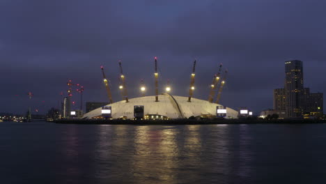Zeitraffer-Des-Millennium-Dome-Von-London-Mit-Der-Themse-In-Der-Abenddämmerung,-England,-Vereinigtes-Königreich